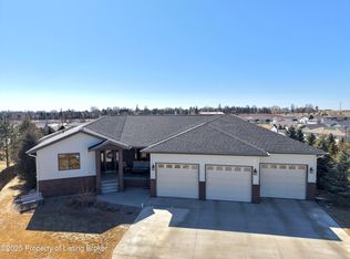 1570 Prairie Creek Rd, Dickinson, ND 58601