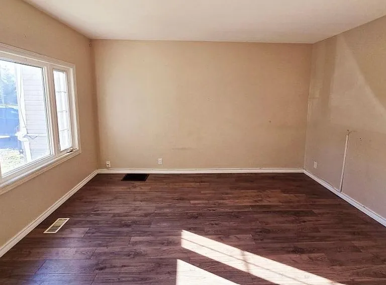 381 Spruce St N — Photo 3