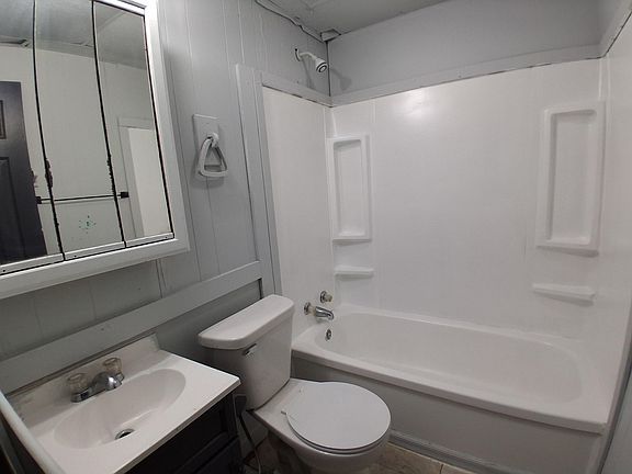 4th image of 619 Plum St