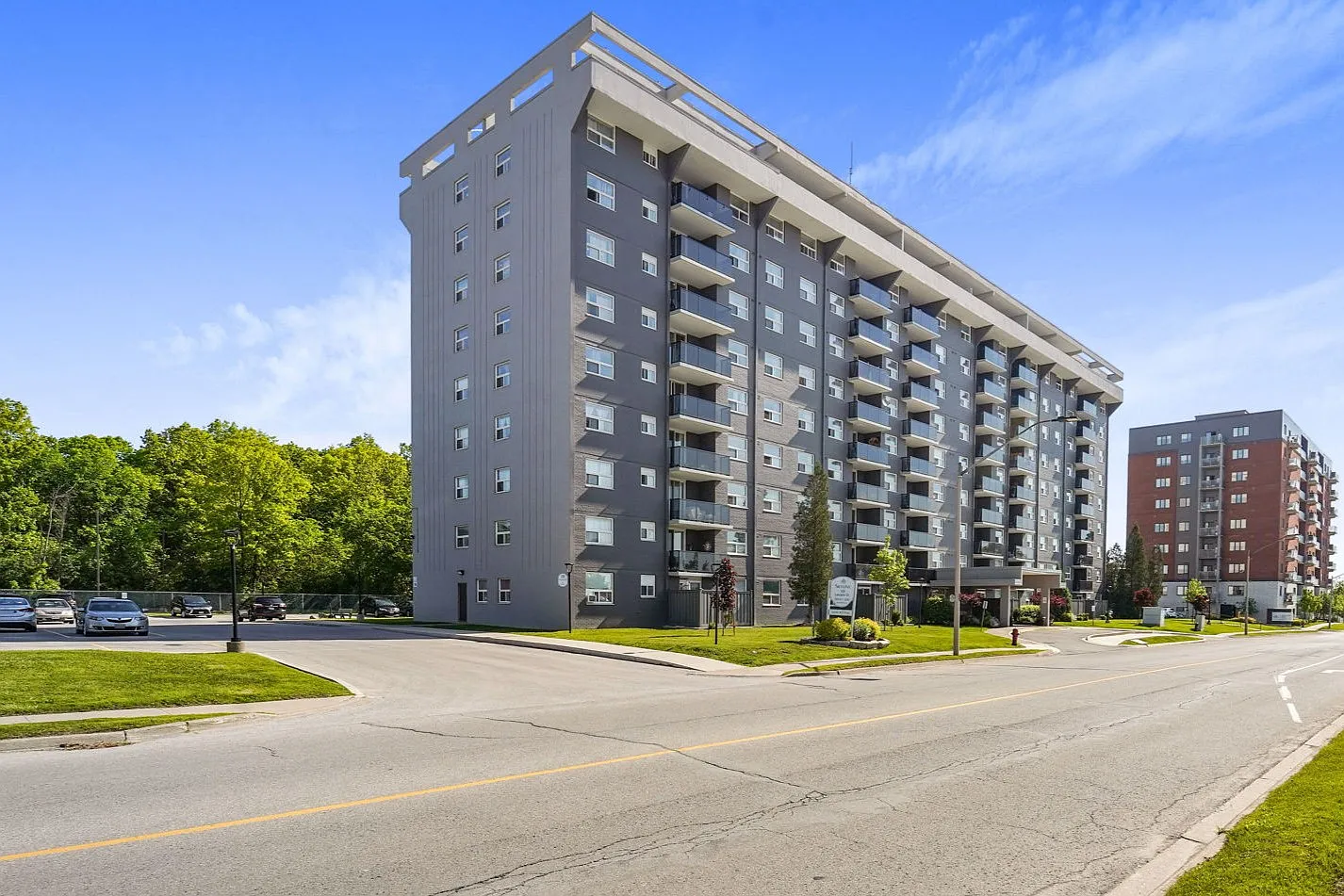 Doral Tower Apartments — Photo 2