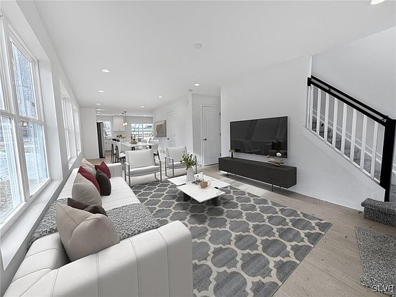 4th image of 596 Ringwood Ave