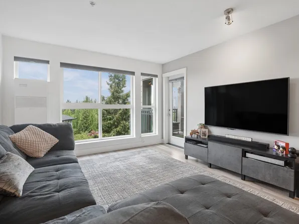 3082 Dayanee Springs Blvd #202, Coquitlam, BC V3E 0A3