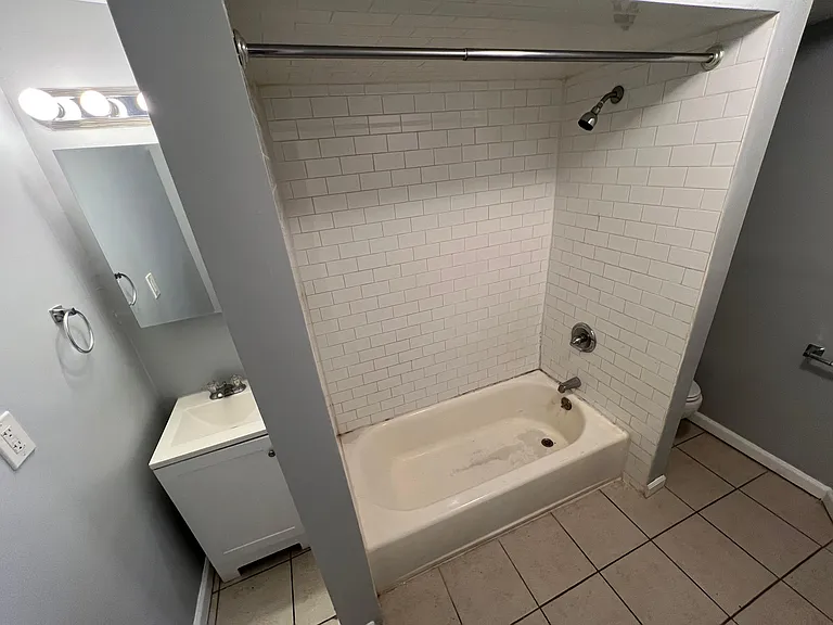 366 Forrest St #1R — Photo 5