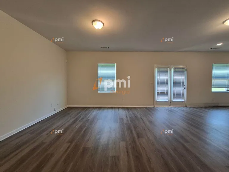 1081 Coldwater Dr — Photo 5
