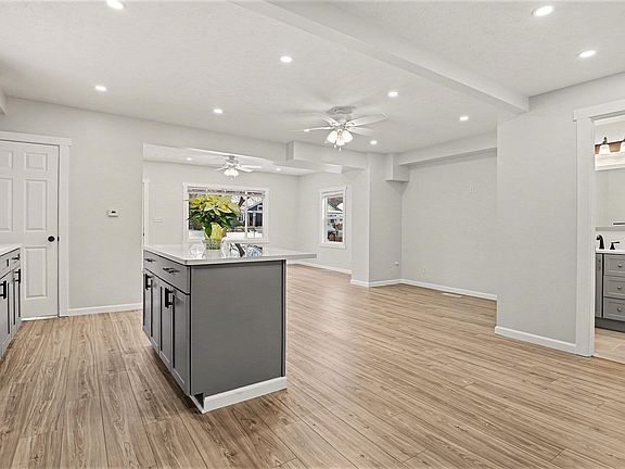 5th image of 1201 S Twyckenham Dr