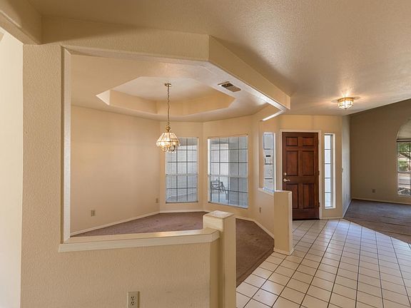 Stunning Dining & Entry