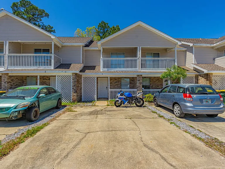 5 Chatelaine Cir SE — Photo 1