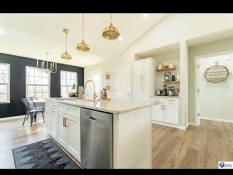 107 Walker Ct — Photo 2