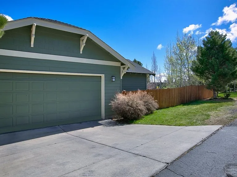 3027 NW Merchant Way — Photo 2