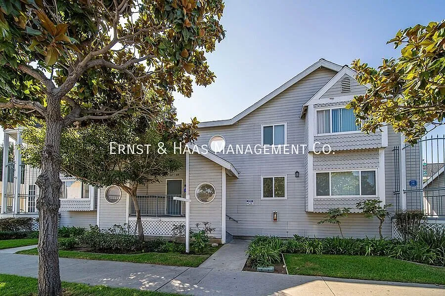 Beautiful 2-Bedroom, 2.5-Bathroom Townhome Near Downtown Long Beach! — Photo 1
