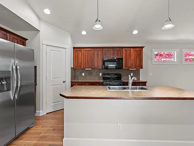 409 W Peck St — Photo 7
