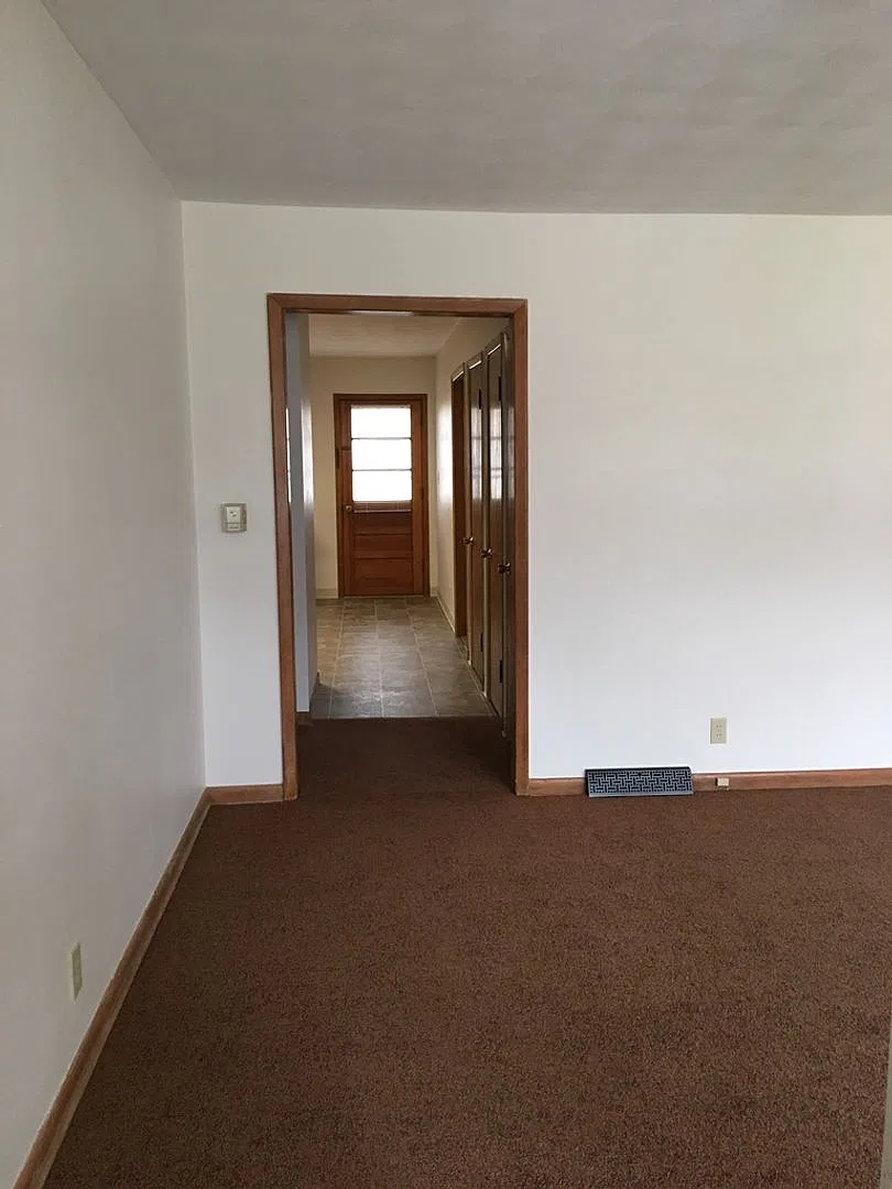 Conveniently located 2 Bedroom, 1 bath, 1 car garage duplex — Photo 4