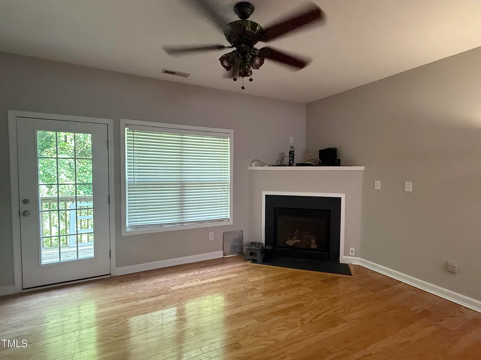 3 bed, 2.5 bath, 1476 sqft, $2,100 — Photo 2
