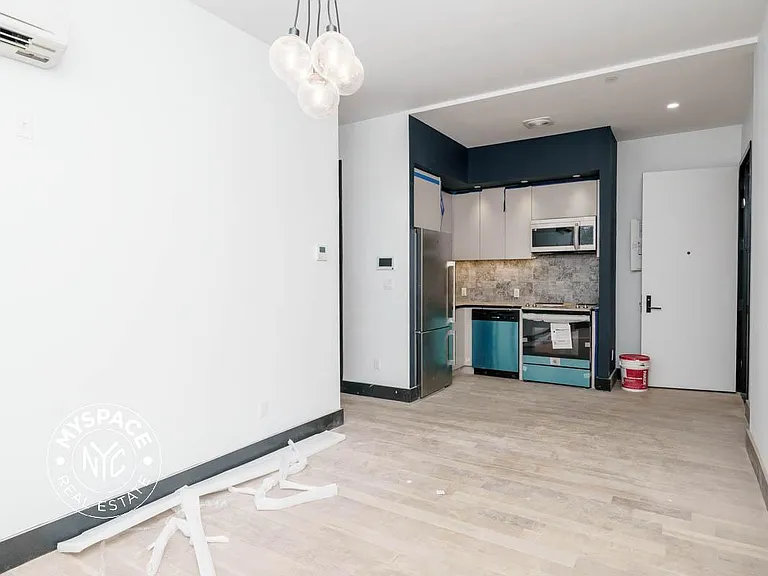 923 Broadway #4C — Photo 2