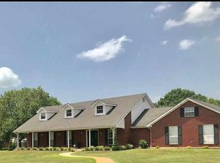 2233 Country Club Rd, Palestine, TX 75803