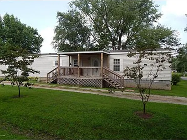 402 N Eagan St, Kinmundy, IL 62854