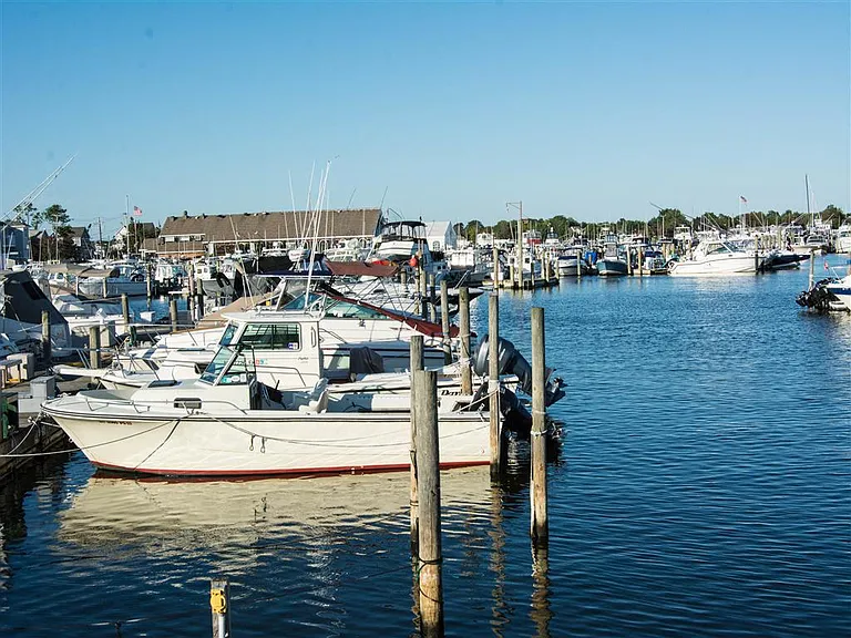 Brookwood at Bay Shore — Photo 15