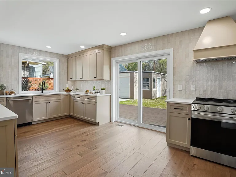 425 Grove Pl — Photo 13