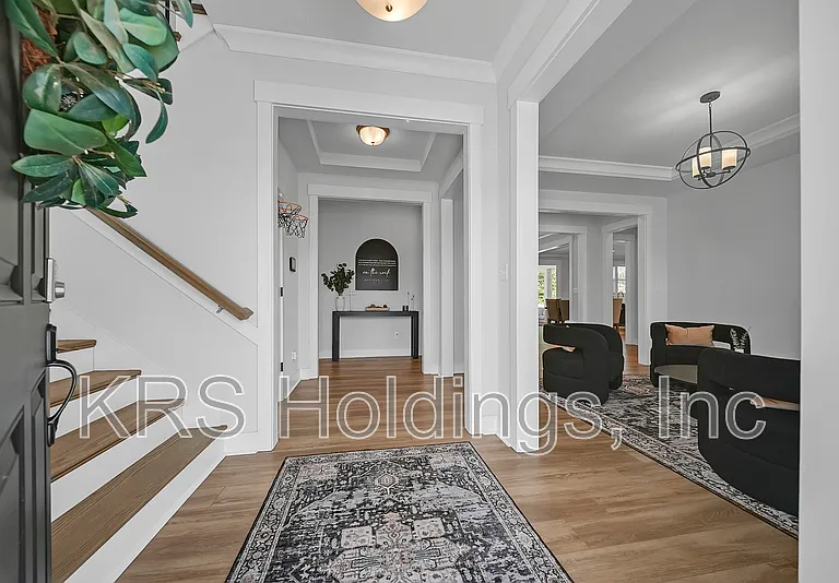 629 Hayes Dr — Photo 2