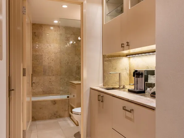 100 Riverside Boulevard image 12 of 15