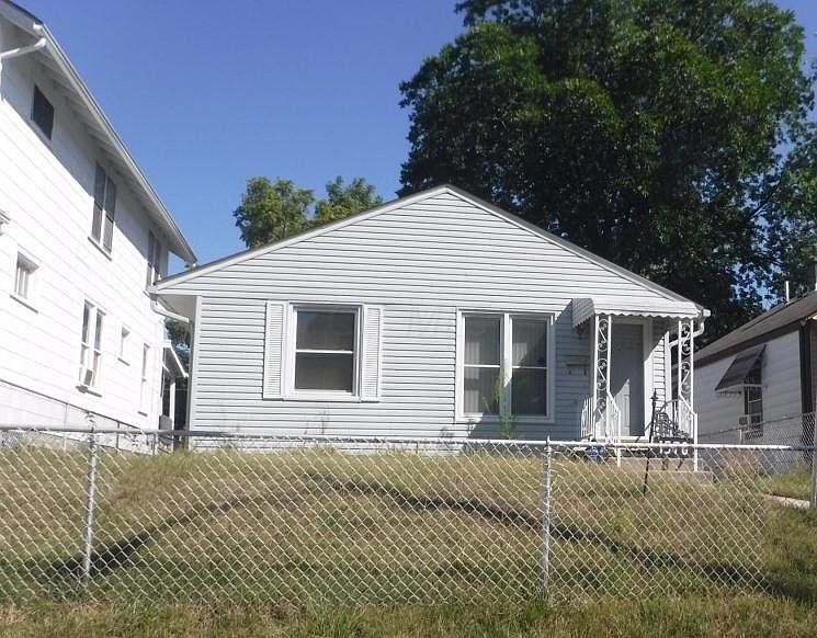 2nd image of 1570 E Blake Ave