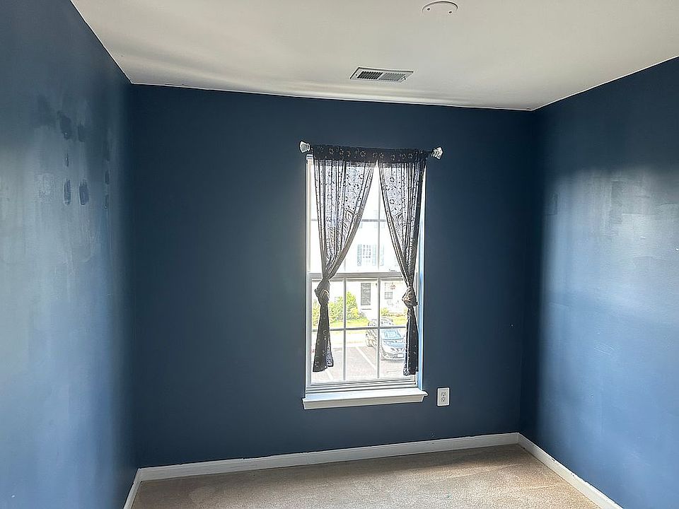 1st image of 405 Hamilton Ct