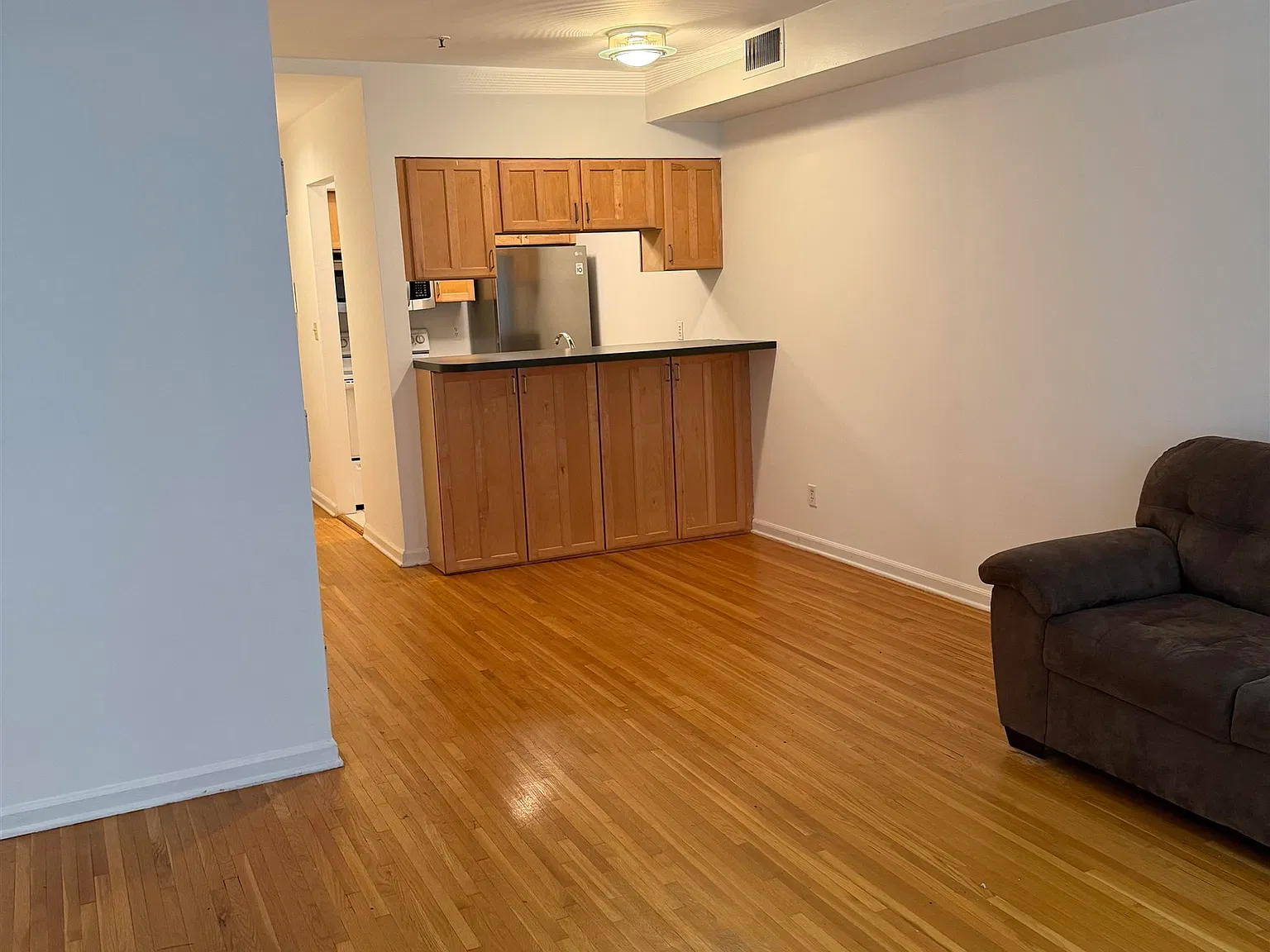 2 bed, 2.0 bath, 881 sqft, $3,900 — Photo 2