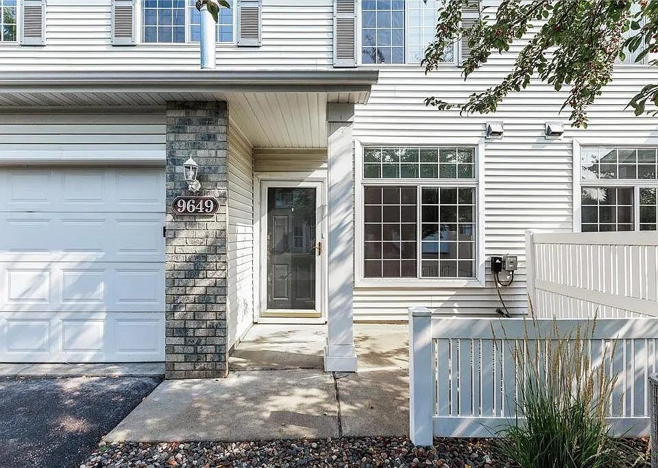 1st image of 9649 Queensland Ln N