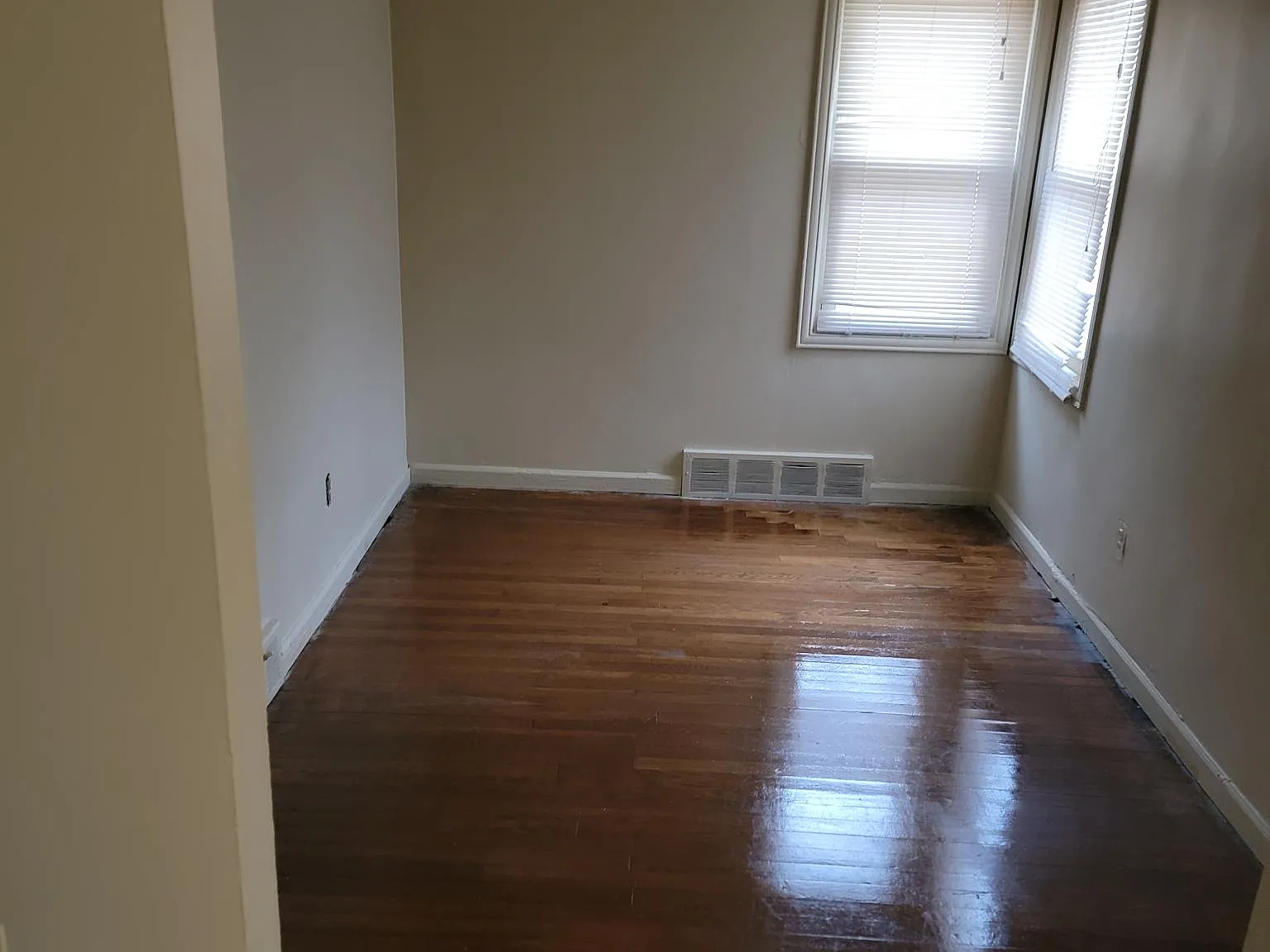 3 bed, 899 sqft, $1,300 — Photo 2