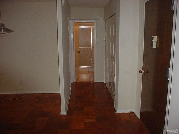 1008-N Entry- Hallway