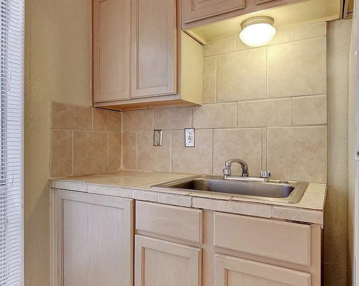 105 E 38th St #100-303 — Photo 30
