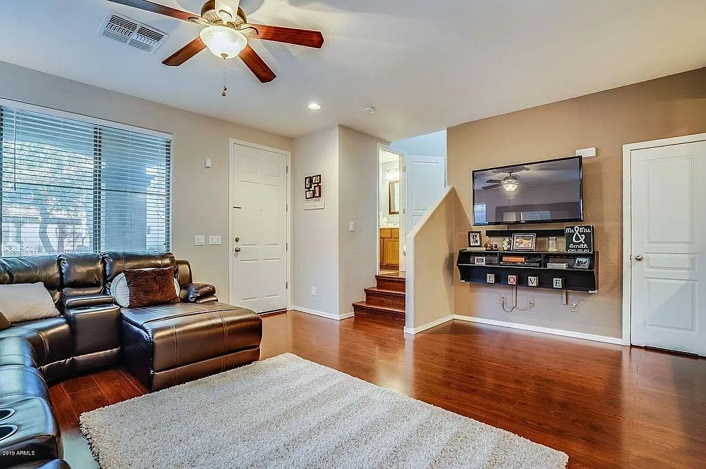 3 bed, 2.5 bath, 1600 sqft, $2,300 — Photo 2
