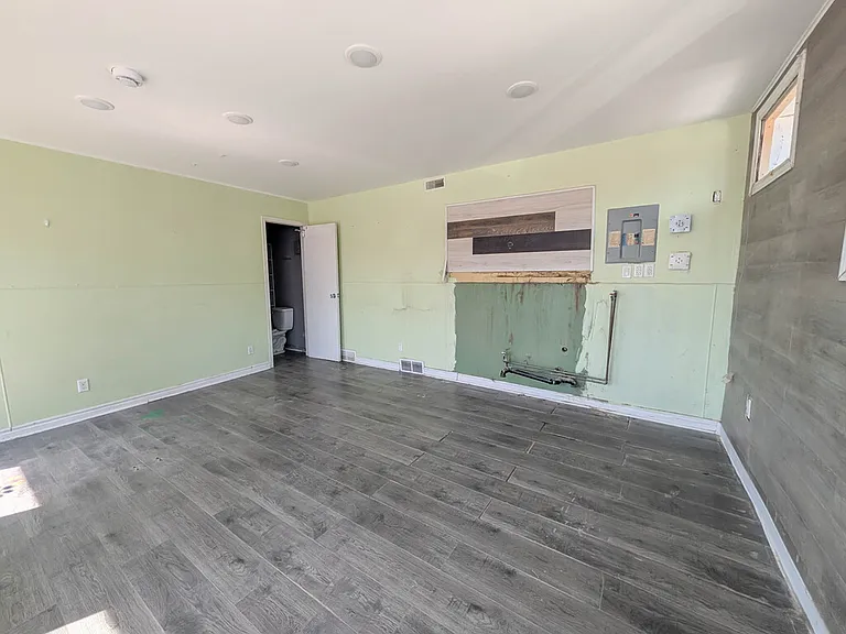 320 Thorold Rd — Photo 8