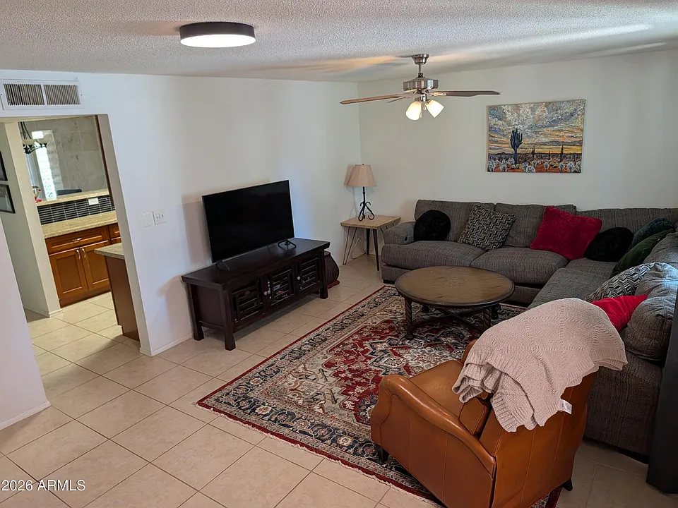 1039 E Larkspur Ln