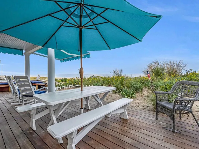 41 Beach Front Front — Photo 24