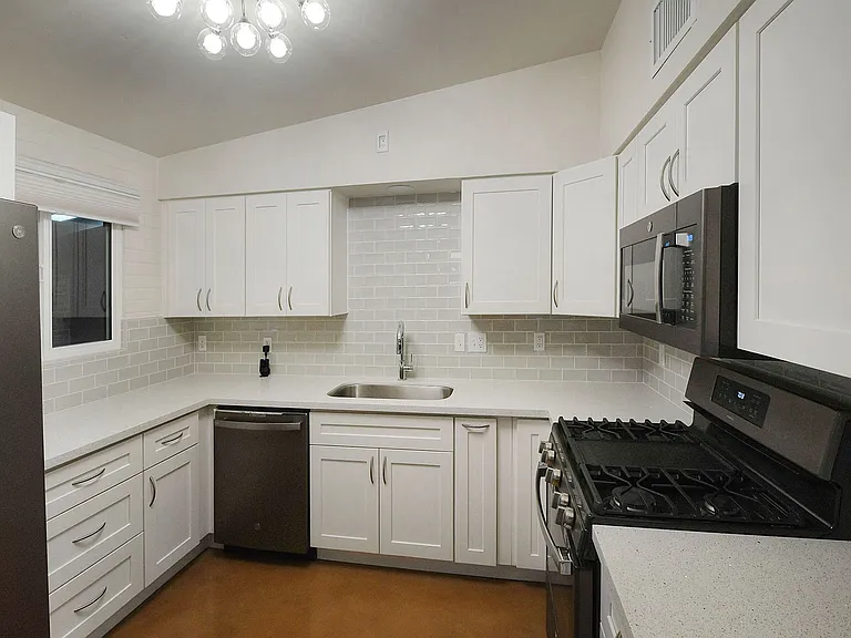 1445 N Arcadia Ave — Photo 11