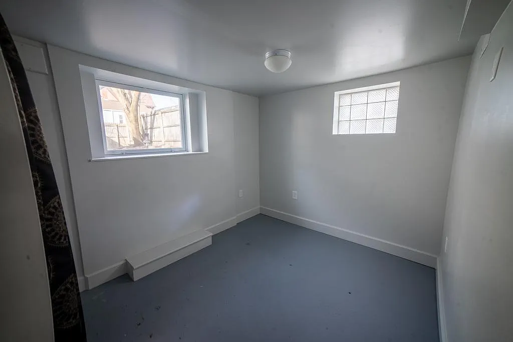 Building Photo - 600 E Locust St #1