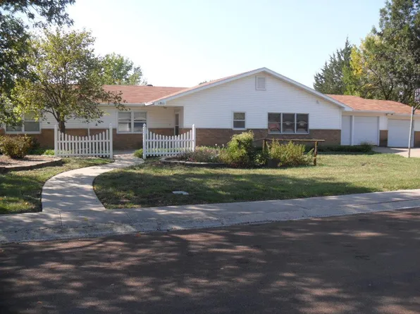 1811 N Walnut Rd E, Iola, KS 66749