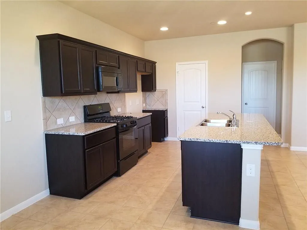 3 bed, 2.5 bath, 1825 sqft, $1,895 — Photo 1