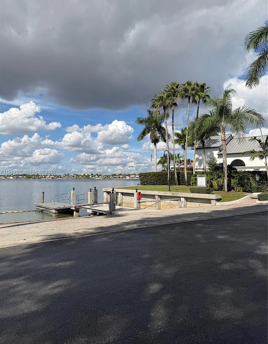 4 bed, 2438 sqft, $4,200 — Photo 4