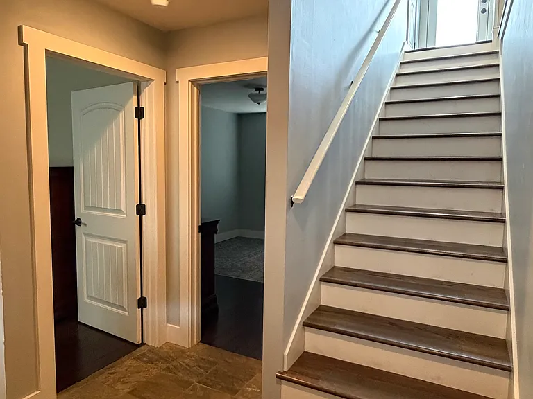 Entry way (1st floor)