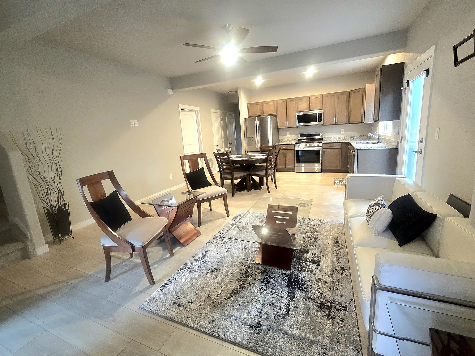 3 bed, 2.5 bath, 2712 sqft, $2,300 — Photo 2