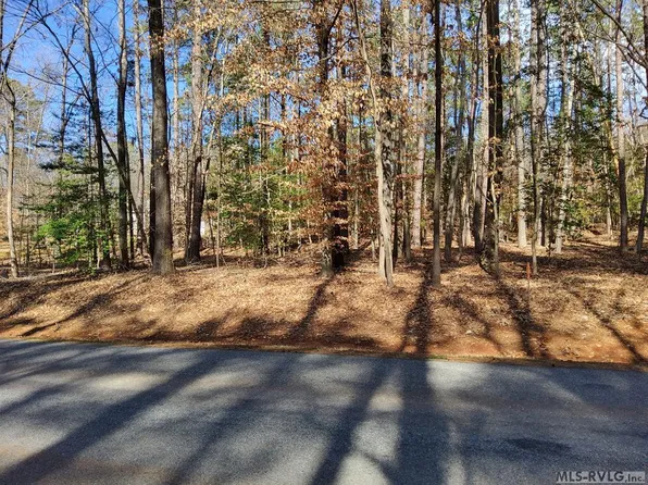 42 Lakeview Dr, Bracey, VA 23919