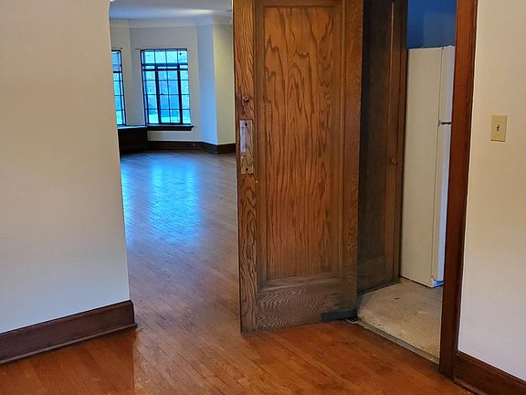 Dining Room - Swing door to Kitchen, Archway into Living Room