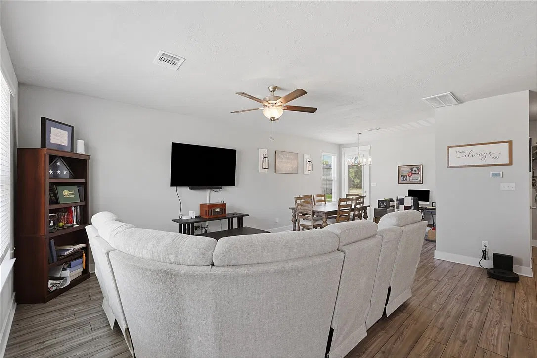 3 bed, 1617 sqft, $2,000 — Photo 4