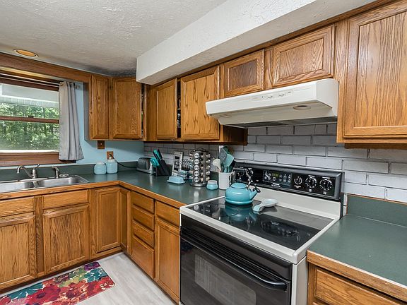 3rd image of 502 W Peterson Dr