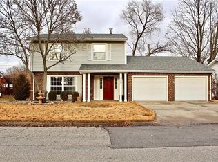 1506 Colonial Dr, Godfrey, IL 62035