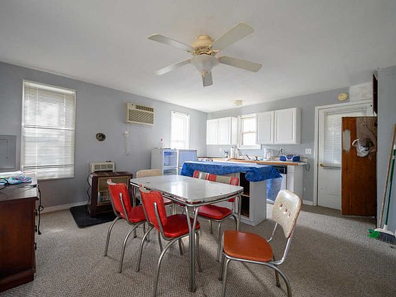3rd image of 2357 Montague Ln