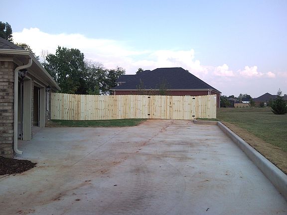 Three Car Garage / Access to RV Pad Gate
