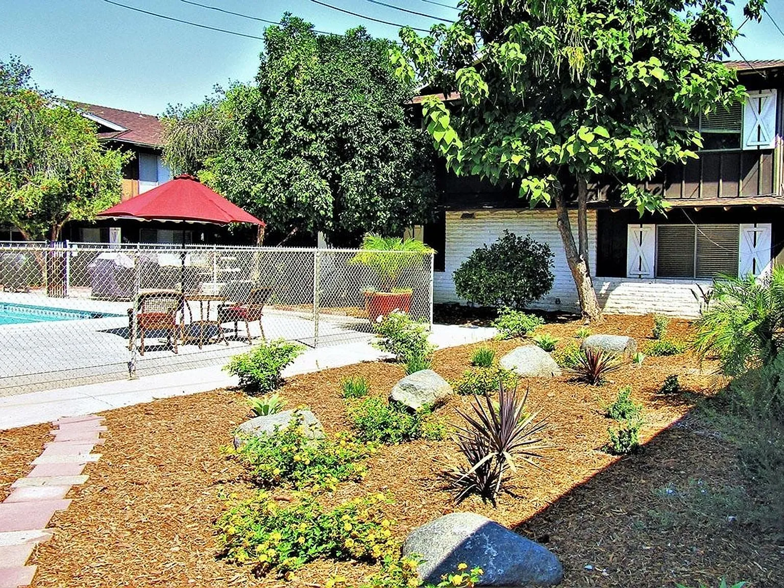 Town and Country Garden Apartments — Photo 1
